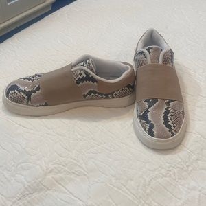 EUC Vince Camuto slip ons